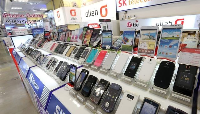 SK텔레콤의 유심 교체 진전에 따라 신규 영업 재개가 임박해진 가운데 통신사들의 불법 보조금 경쟁이 과열되고 있다는 지적이 나오고 있다./연합뉴스