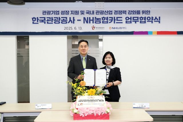 업무협약식에 참석한 한국관광공사 서영충 사장직무대행(왼쪽)과 NH농협카드 이민경 사장. /한국관광공사 제공