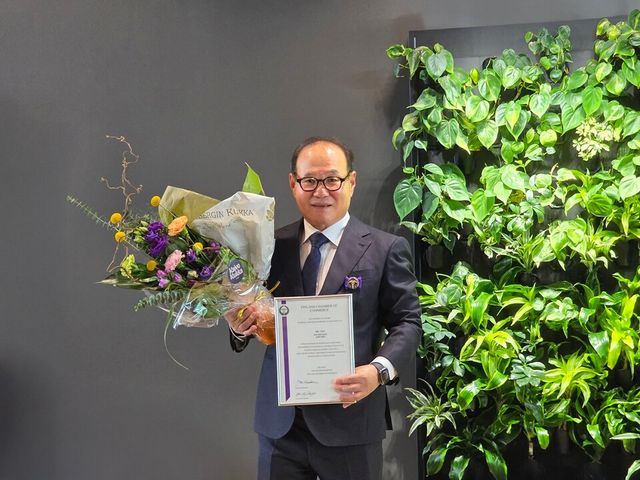 핀란드 티쿠릴라에서 열린 시상식에서 김진두 아진P&P 대표 겸 한국펄프공학회 회장이 핀란드 경제고용부로부터 ‘우수 공로훈장’을 수상했다./아진P&P