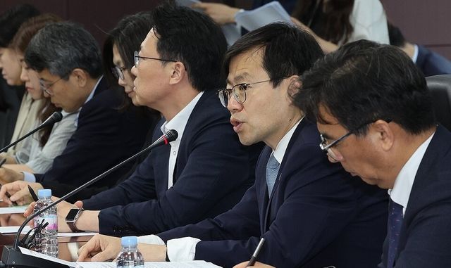 여한구 산업통상자원부 통상교섭본부장이 17일 서울 종로구 한국무역보험공사에서 열린 제46회 통상추진위원회 회의에서 발언하고 있다./연합뉴스 