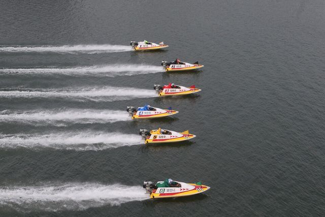 미사경정장에서 선수들이 물보라를 일으키며 질주하고 있다. /국민체육진흥공단 제공