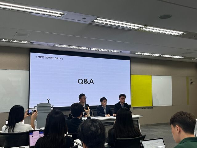 SKT는 17일 서울 중구 삼화타워에서 일일 브리핑을 열고 유심 교체 현황을 발표했다./박정현 기자