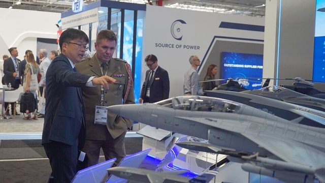 제55회 파리에어쇼에 참가한 폴란드 군 관계자가 한국항공우주산업(KAI) 부스를 방문해 KAI 직원으로부터 전시 품목에 대한 설명을 듣고 있다./KAI