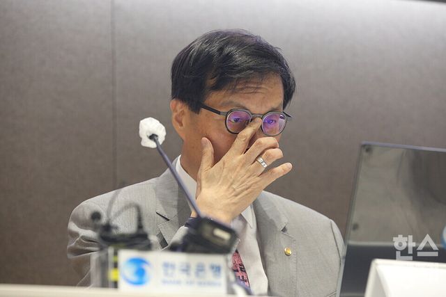 이창용 한국은행 총재가 18일 서울 중구 한국은행 별관에서 '가공식품, 주거비 등 생활물가 평가와 향후 주요물가 동인 점검'을 주제로 열린 2025 상반기 물가 설명회에 참석하고 있다. /최대성 기자 dpdaesung@sporbiz.co.kr 2025.06.18.&nbsp;