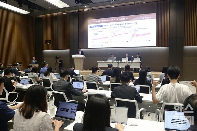 이창용 한국은행 총재가 18일 서울 중구 한국은행 별관에서 '가공식품, 주거비 등 생활물가 평가와 향후 주요물가 동인 점검'을 주제로 열린 2025 상반기 물가 설명회에 참석하고 있다. /최대성 기자 dpdaesung@sporbiz.co.kr 2025.06.18.&nbsp;