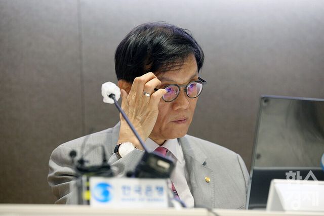 이창용 한국은행 총재가 18일 서울 중구 한국은행 별관에서 '가공식품, 주거비 등 생활물가 평가와 향후 주요물가 동인 점검'을 주제로 열린 2025 상반기 물가 설명회에 참석하고 있다. /최대성 기자 dpdaesung@sporbiz.co.kr 2025.06.18.&nbsp;