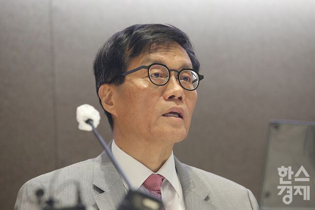 이창용 한국은행 총재가 18일 서울 중구 한국은행 별관에서 '가공식품, 주거비 등 생활물가 평가와 향후 주요물가 동인 점검'을 주제로 열린 2025 상반기 물가 설명회에 참석해 발언하고 있다. /최대성 기자 dpdaesung@sporbiz.co.kr 2025.06.18.&nbsp;