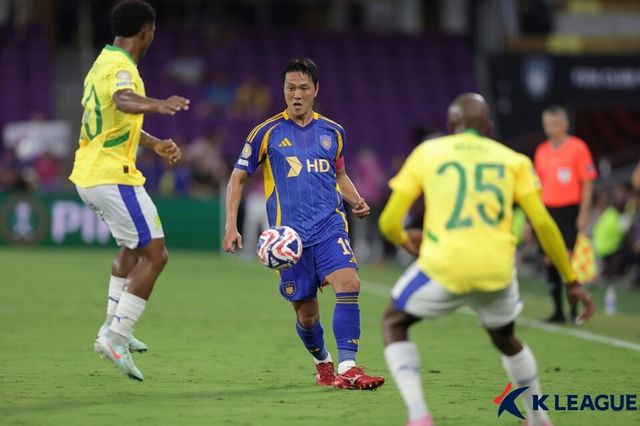 김영권(가운데)이 상대 선수들과 볼 경합을 벌이고 있다. /한국프로축구연맹 제공