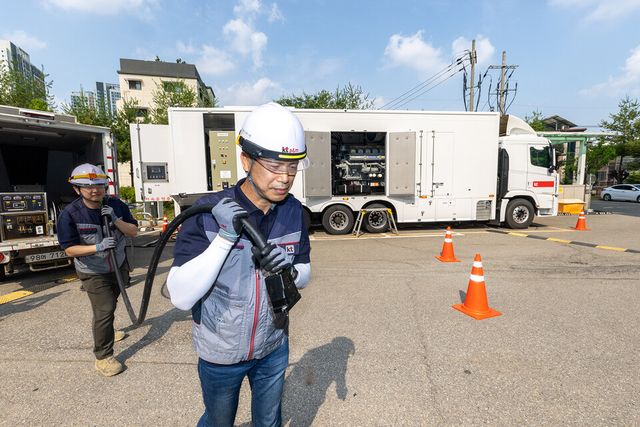 KT는 본격적인 우기에 대비해 전국 2만여개 주요 통신시설에 대한 종합안전점검을 진행했다./KT