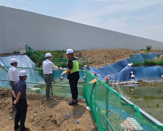 19일 박동선 LH 국토도시본부장(가운데) 및 현장 관계자 등이 우기 대비 3기신도시 주요 건설현장 지구를 점검하고 있다./LH