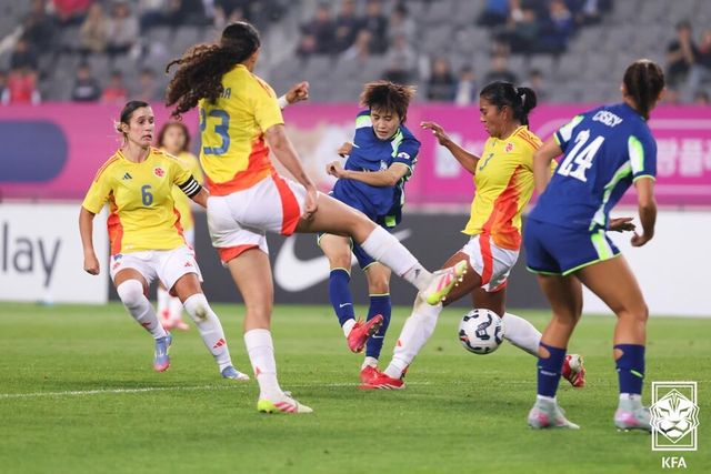 문은주(가운데)가 콜롬비아 수비진을 앞에 두고 슈팅을 시도하고 있다. /대한축구협회 제공