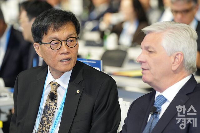 이창용 한국은행 총재와 크리스토퍼 월러 연준 이사가 2일 오전 서울 중구 한국은행에서 열린 2025 BOK 국제컨퍼런스에 참석해 이야기를 나누고 있다. / 최대성 기자 dpdaesung@sporbiz.co.kr 2025.06.02.&nbsp;