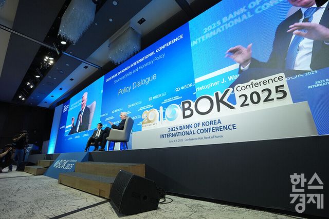 이창용 한국은행 총재와 크리스토퍼 월러 연준 이사가 2일 오전 서울 중구 한국은행에서 열린 2025 BOK 국제컨퍼런스에 참석해 대담을 하고 있다. / 최대성 기자 dpdaesung@sporbiz.co.kr 2025.06.02.&nbsp;