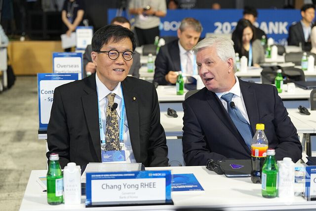 이창용 한국은행 총재와 크리스토퍼 월러 연준 이사가 2일 오전 서울 중구 한국은행에서 열린 2025 BOK 국제컨퍼런스에 참석해 이야기를 나누고 있다. / 최대성 기자 dpdaesung@sporbiz.co.kr 2025.06.02.&nbsp;