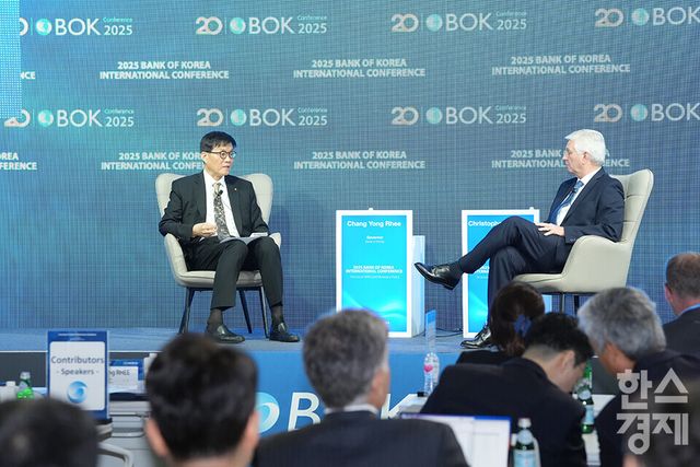 이창용 한국은행 총재와 크리스토퍼 월러 연준 이사가 2일 오전 서울 중구 한국은행에서 열린 2025 BOK 국제컨퍼런스에 참석해 대담을 하고 있다. / 최대성 기자 dpdaesung@sporbiz.co.kr 2025.06.02.&nbsp;