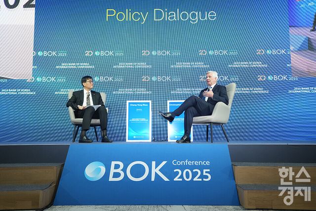이창용 한국은행 총재와 크리스토퍼 월러 연준 이사가 2일 오전 서울 중구 한국은행에서 열린 2025 BOK 국제컨퍼런스에 참석해 대담을 하고 있다. / 최대성 기자 dpdaesung@sporbiz.co.kr 2025.06.02.&nbsp;