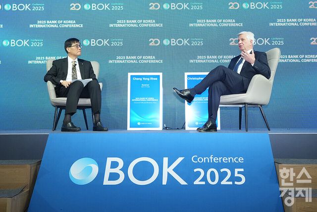 이창용 한국은행 총재와 크리스토퍼 월러 연준 이사가 2일 오전 서울 중구 한국은행에서 열린 2025 BOK 국제컨퍼런스에 참석해 대담을 하고 있다. / 최대성 기자 dpdaesung@sporbiz.co.kr 2025.06.02.&nbsp;