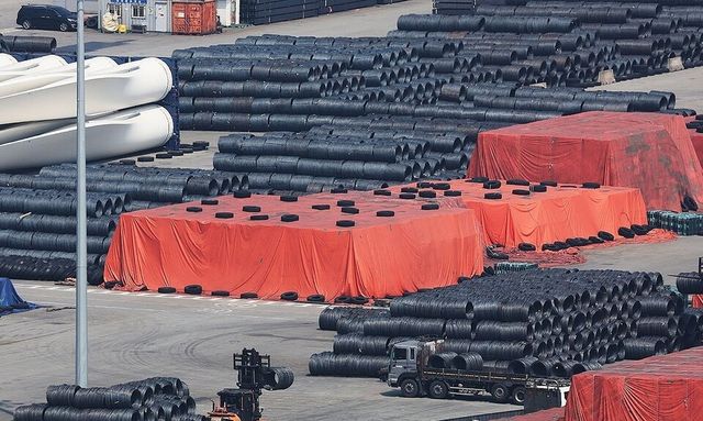 1일 평택항에 철강 제품이 쌓여 있다./연합뉴스