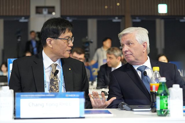 이창용 한국은행 총재와 크리스토퍼 월러 연준 이사가 2일 오전 서울 중구 한국은행에서 열린 2025 BOK 국제컨퍼런스에 참석해 이야기를 나누고 있다. / 최대성 기자 dpdaesung@sporbiz.co.kr 2025.06.02.&nbsp;