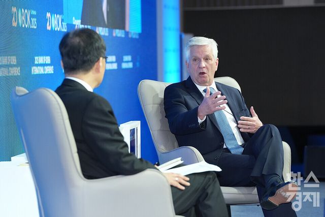 크리스토퍼 월러 연준 이사가 2일 오전 서울 중구 한국은행에서 열린 2025 BOK 국제컨퍼런스에 참석해 이창용 한국은행 총재와 대담을 하고 있다. / 최대성 기자 dpdaesung@sporbiz.co.kr 2025.06.02.&nbsp;