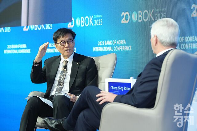 이창용 한국은행 총재가 2일 오전 서울 중구 한국은행에서 열린 2025 BOK 국제컨퍼런스에 참석해 크리스토퍼 월러 연준 이사와 대담을 하고 있다. / 최대성 기자 dpdaesung@sporbiz.co.kr 2025.06.02.&nbsp;