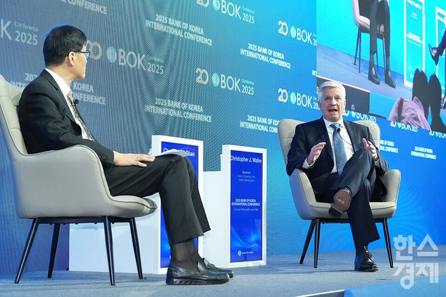 이창용 한국은행 총재와 크리스토퍼 월러 연준 이사가 2일 오전 서울 중구 한국은행에서 열린 2025 BOK 국제컨퍼런스에 참석해 대담을 하고 있다. / 최대성 기자 dpdaesung@sporbiz.co.kr 2025.06.02.&nbsp;