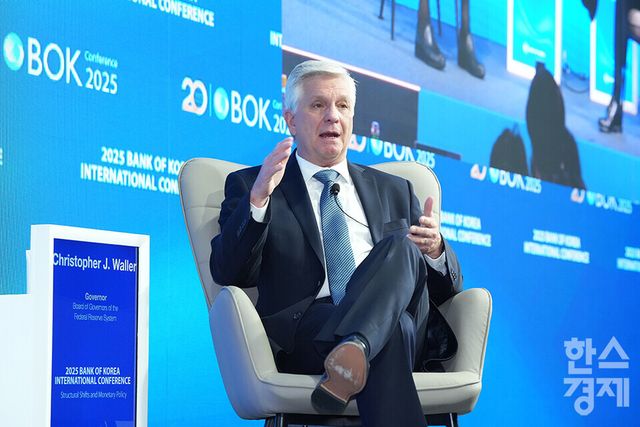 크리스토퍼 월러 연준 이사가 2일 오전 서울 중구 한국은행에서 열린 2025 BOK 국제컨퍼런스에 참석해 이창용 한국은행 총재와 대담을 하고 있다. / 최대성 기자 dpdaesung@sporbiz.co.kr 2025.06.02.&nbsp;