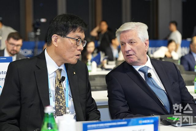 이창용 한국은행 총재와 크리스토퍼 월러 연준 이사가 2일 오전 서울 중구 한국은행에서 열린 2025 BOK 국제컨퍼런스에 참석해 이야기를 나누고 있다. / 최대성 기자 dpdaesung@sporbiz.co.kr 2025.06.02.&nbsp;
