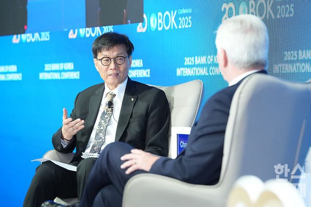 이창용 한국은행 총재가 2일 오전 서울 중구 한국은행에서 열린 2025 BOK 국제컨퍼런스에 참석해 크리스토퍼 월러 연준 이사와 대담을 하고 있다. / 최대성 기자 dpdaesung@sporbiz.co.kr 2025.06.02.&nbsp;