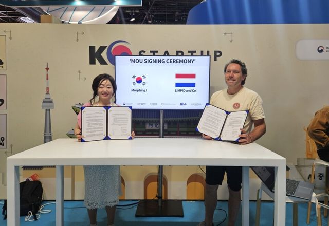 김기영 모핑아이 대표(왼쪽)와 네덜란드 림피드앤코(Limpid and Co) 대표가 '비바테크놀로지 2025' 행사장에서 스마트 인프라 기술 협력을 위한 양해각서(MOU)를 체결하고 기념 촬영하고 있다./모핑아이