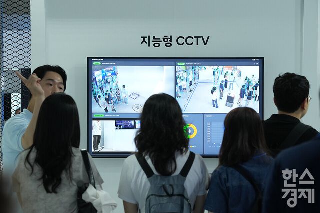 20일 서울 강남구 코엑스에서 2025 메타버스 엑스포(METAVERSE EXPO 2025)가 열리고 있다. 많은 관람객들이 현대모터스 그룹 부스에서 AI에 기반한 지능형 CCTV 기술을 살펴보고 있다. /최대성 기자 dpdaesung@sporbiz.co.kr 2025.06.20.&nbsp;
