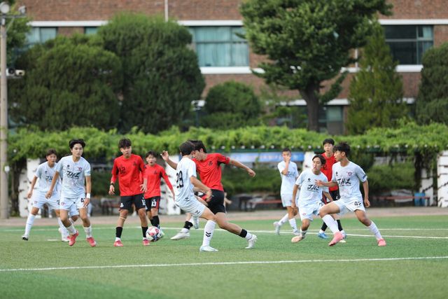 서울공고(주황색 유니폼)가 전국고등축구리그 3연승을 달렸다. /KBS스포츠예술과학원 제공