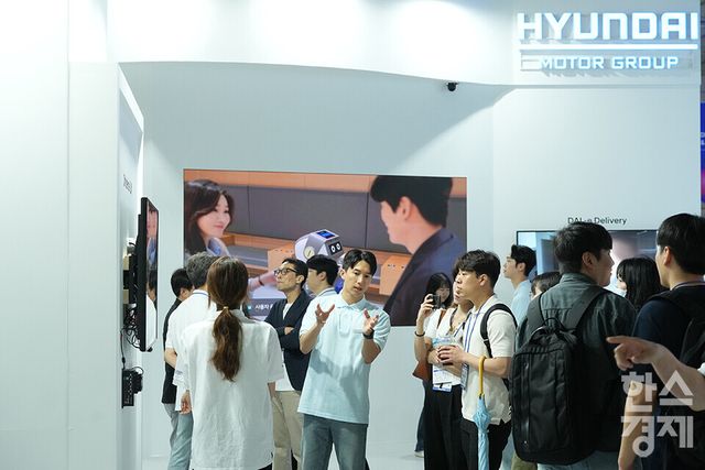 20일 서울 강남구 코엑스에서 2025 메타버스 엑스포(METAVERSE EXPO 2025)가 열리고 있다. 많은 관람객들이 현대모터스 그룹 부스에서 AI에 기반한 다양한 기술을 살펴보고 있다. /최대성 기자 dpdaesung@sporbiz.co.kr 2025.06.20.&nbsp;