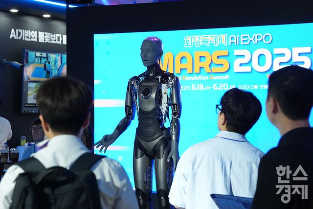 20일 서울 강남구 코엑스에서 2025 메타버스 엑스포(METAVERSE EXPO 2025)가 열리고 있다. 화성특례시 부스에서 휴머노이드 로봇 아메카가 관람객을 바라보고 있다. /최대성 기자 dpdaesung@sporbiz.co.kr 2025.06.20.&nbsp;