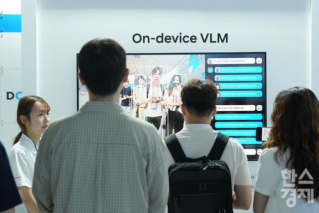 20일 서울 강남구 코엑스에서 2025 메타버스 엑스포(METAVERSE EXPO 2025)가 열리고 있다. 많은 관람객들이 현대모터스 그룹 부스에서 AI에 기반한 다양한 기술을 살펴보고 있다. /최대성 기자 dpdaesung@sporbiz.co.kr 2025.06.20.&nbsp;