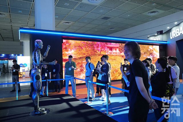 20일 서울 강남구 코엑스에서 2025 메타버스 엑스포(METAVERSE EXPO 2025)가 열리고 있다. 화성특례시 부스에서 휴머노이드 로봇 아메카가 관람객을 바라보고 있다. /최대성 기자 dpdaesung@sporbiz.co.kr 2025.06.20.&nbsp;