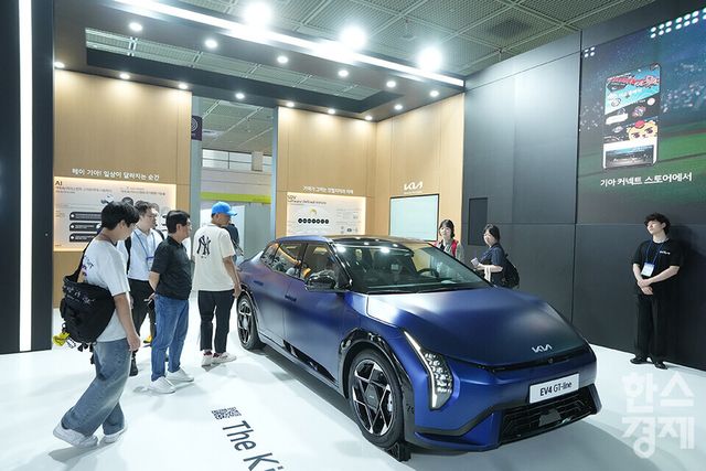 20일 서울 강남구 코엑스에서 2025 메타버스 엑스포(METAVERSE EXPO 2025)가 열리고 있다. 많은 관람객이 기아 부스에서 다양한 AI 기술이 접목된 EV4 자동차를 살피고 있다. /최대성 기자 dpdaesung@sporbiz.co.kr 2025.06.20.&nbsp;