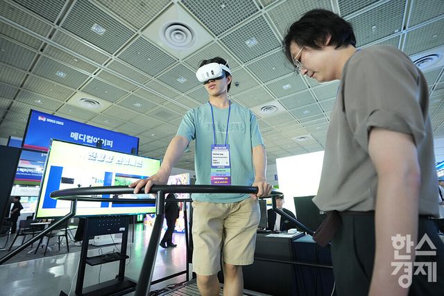 20일 서울 강남구 코엑스에서 2025 메타버스 엑스포(METAVERSE EXPO 2025)가 열리고 있다. 한 관람객이 초슬림·초고속 360도 전 방향 트레드밀을 활용한 런닝머신을 체험하고 있다. /최대성 기자 dpdaesung@sporbiz.co.kr 2025.06.20.