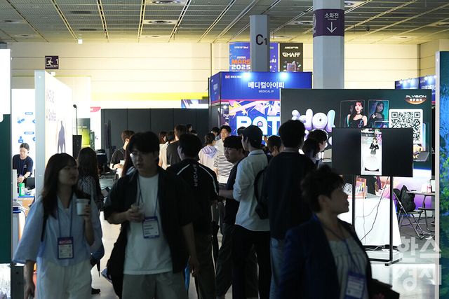 20일 서울 강남구 코엑스에서 2025 메타버스 엑스포(METAVERSE EXPO 2025)가 열리고 있다. 많은 관람객들이 미래이자 현재인 신기술을 살피고 체험하고 있다. /최대성 기자 dpdaesung@sporbiz.co.kr 2025.06.20.&nbsp;