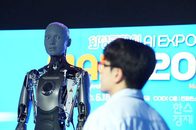 20일 서울 강남구 코엑스에서 2025 메타버스 엑스포(METAVERSE EXPO 2025)가 열리고 있다. 화성특례시 부스에서 휴머노이드 로봇 아메카가 관람객을 바라보고 있다. /최대성 기자 dpdaesung@sporbiz.co.kr 2025.06.20.&nbsp;