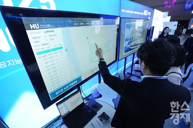 20일 서울 강남구 코엑스에서 2025 메타버스 엑스포(METAVERSE EXPO 2025)가 열리고 있다. 관람객들이 화성특례시 부스에서 AI 기술을 적용한 화성도시공사의 실시간 노선 이탈정보 화면을 바라보고 있다. /최대성 기자 dpdaesung@sporbiz.co.kr 2025.06.20.&nbsp;