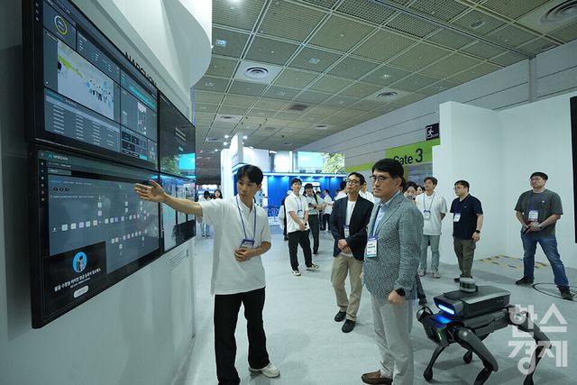 20일 서울 강남구 코엑스에서 2025 메타버스 엑스포(METAVERSE EXPO 2025)가 열리고 있다. 관람객들이 현대모터스 그룹 부스에서 AI CCTV 기술을 탑제한 사족보행 로봇을 살펴보고 있다. /최대성 기자 dpdaesung@sporbiz.co.kr 2025.06.20.&nbsp;