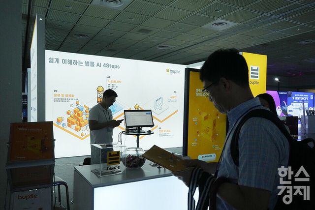 20일 서울 강남구 코엑스에서 2025 메타버스 엑스포(METAVERSE EXPO 2025)가 열리고 있다. 한 관람객이 법률가를 위한 AI 서비스를 살피고 있다. /최대성 기자 dpdaesung@sporbiz.co.kr 2025.06.20.&nbsp;