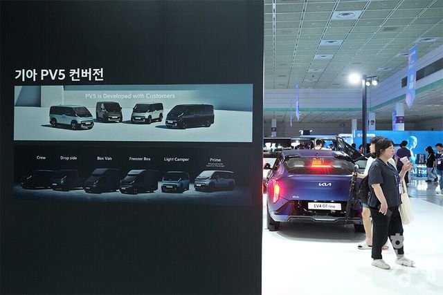 20일 서울 강남구 코엑스에서 2025 메타버스 엑스포(METAVERSE EXPO 2025)가 열리고 있다. 많은 관람객이 기아 부스에서 다양한 AI 기술이 접목된 EV4 자동차를 살피고 있다. /최대성 기자 dpdaesung@sporbiz.co.kr 2025.06.20.&nbsp;