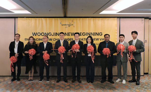 말레이시아 아마리 쿠알라룸푸르 호텔에서 열린 개소식에서 이수영 웅진 대표이사(왼쪽에서 5번째)가 기념 촬영을 하고 있다./웅진