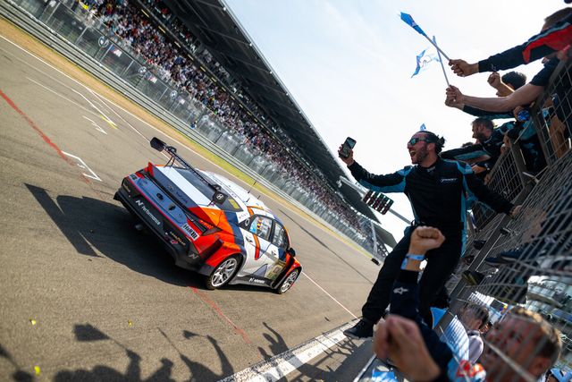 TCR 클래스에서 현대 N 유럽팀이 주행한 아반떼 N TCR 830번 차량이 축하를 받으며 결승전을 통과하는 모습./현대차