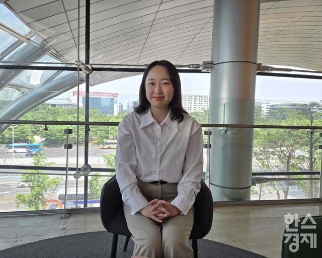 김예현 서울 이랜드FC 홍보마케팅팀 매니저가 19일 서울 영등포구 여의도동 FKI 타워에서 본지와 인터뷰를 한 후 포즈를 취하고 있다. /박종민 기자