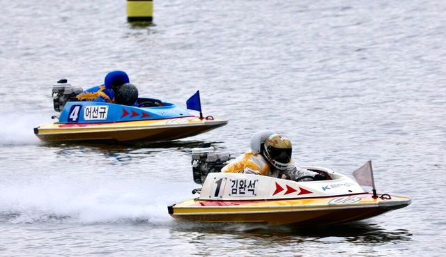 2025 KBOAT 경정 왕중왕전에서 1위와 2위를 차지한 김완석과 어선규가 결승선을 향해 달려오고 있다. /국민체육진흥공단 제공