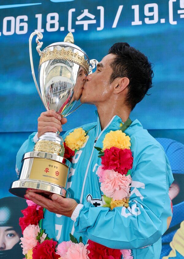 지난 19일 미사경정장에서 열린 2025 KBOAT 경정 왕중왕전에서 김완석이 우승 트로피에 입맞춤하며 우승을 자축하고 있다. /국민체육진흥공단 제공