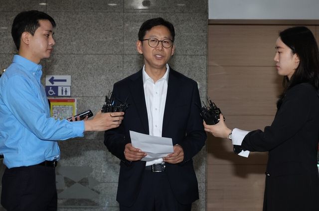 배경훈 과학기술정보통신부 장관 후보자가 24일 서울 종로구 광화문우체국에 마련된 인사청문회 준비 사무실로 출근하며 취재진의 질문에 답하고 있다./연합뉴스